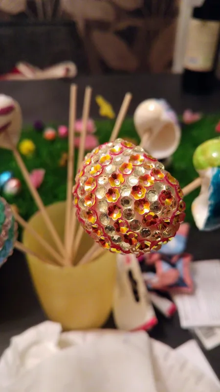 Werkstatt-Kreation: Kugel mit Pailletten und Glitzer