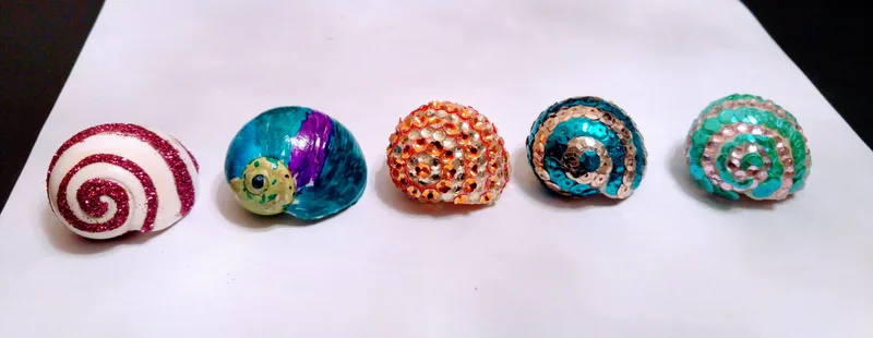 Fünf individuell verzierte Schneckengehäuse