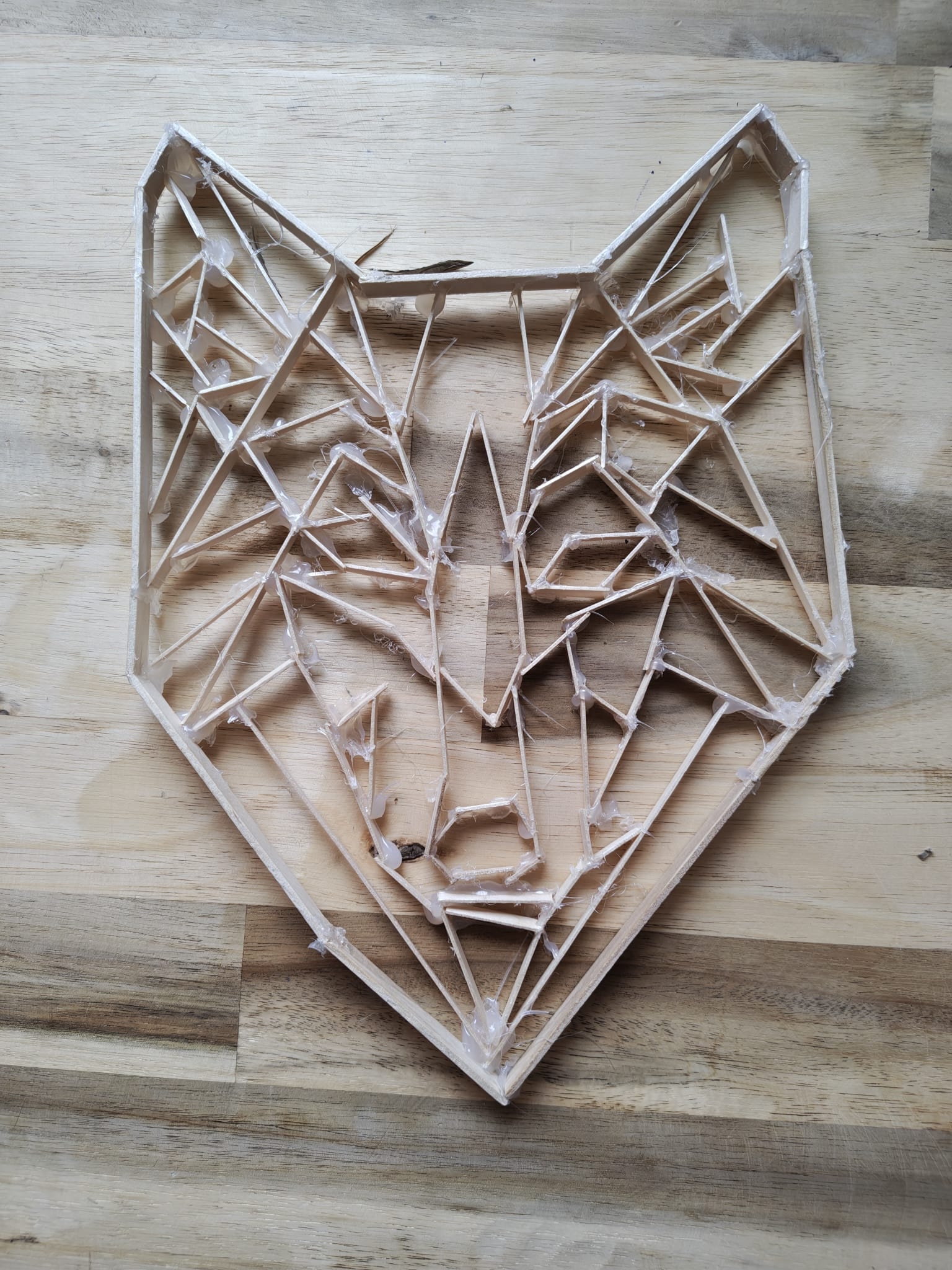Geometrischer Fuchs aus Holzstäbchen